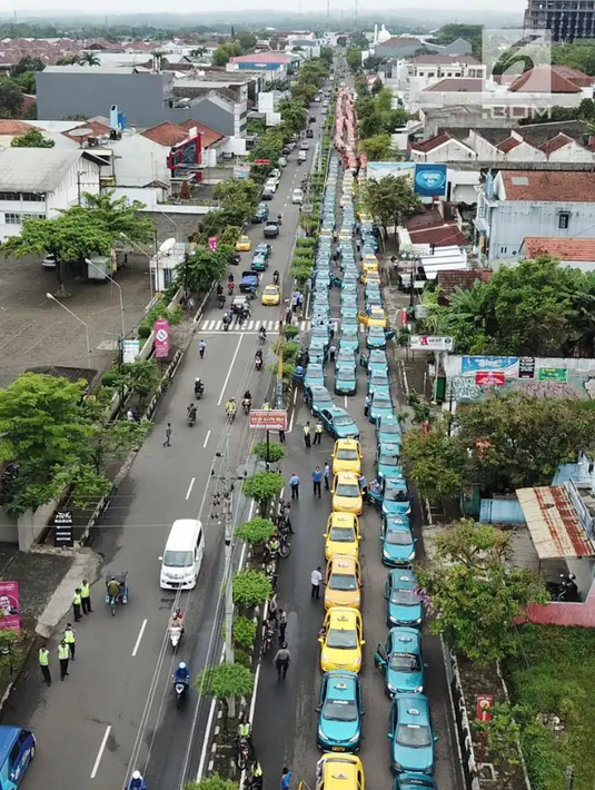 Ratusan taksi dan angkutan umum gelar aksi mogok tolak transportasi online di alun-alun Kota Purwokerto, Selasa (17/10). Bupati dan perwakilan sopir angkutan akan temui Menteri Perhubungan di Jakarta.(Liputan6.com/Pool/ Dimas dan Neto Adrianto)