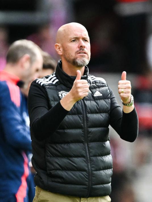 Pelatih Manchester United, Erik Ten Hag memberikan gestur jempol kepada pemainnya saat laga lanjutan Liga Inggris 2023/2024 melawan Southampton di St Mary's Stadium, Southampton, Inggris, Sabtu (14/09/2024). (AP Photo/Alastair Grant)