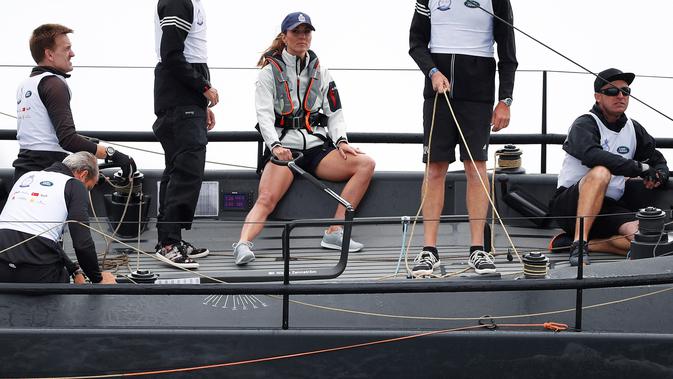 Kate Middleton (tengah) berpartisipasi dalam perlombaan perahu King's Cup Regatta di Cowes, lepas pantai selatan Inggris pada 8 Agustus 2019. Penampilan kasualnya kali ini pun mendapat sorotan publik lantaran Kate dikenal dengan penampilan anggun dan feminin. (PETER NICHOLLS/POOL/AFP)