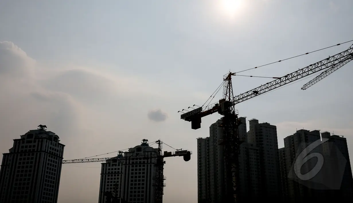  Pembangunan gedung apartemen di kawasan Karet Tengsin, Jakarta, Kamis (7/5/2015).   Pemprov DKI akan mengeluarkan moratorium (penundaan sementara) pembangunan apartemen. Hal ini dikerenakan warga apartemen sulit untuk didata (Liputan6.com/Faizal Fanani)