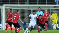 Gelandang tim nasional Albania, Taulant Xhaka, saat mencoba merebut bola dari penyerang Spanyol, Vitola, pada laga lanjutan Kualifikasi Grup G Piala Dunia 2018 zona Eropa, di Loro-Borici Stadium, Minggu atau Senin (10/10/2016) dini hari WIB. (AFP/Andrej I