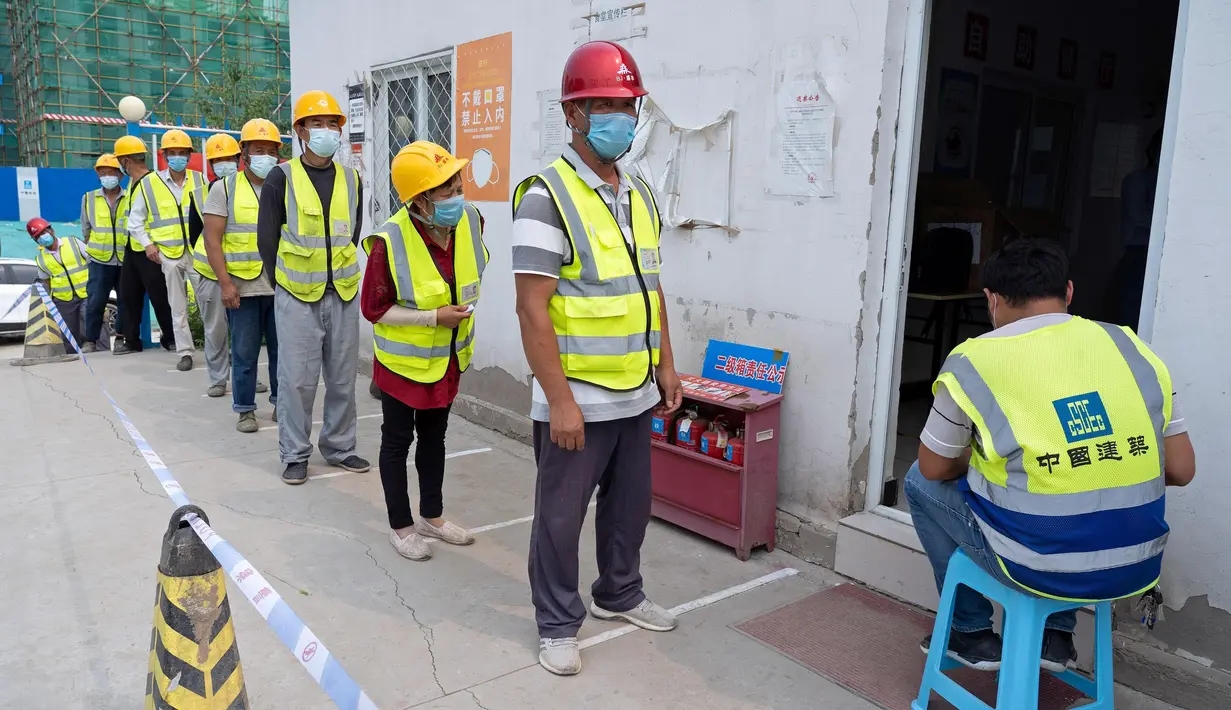 Para pekerja konstruksi berbaris mengantre di lokasi pengambilan sampel sementara di Distrik Daxing, Beijing, China (2/7/2020). Sebanyak 1.353 pekerja di lokasi konstruksi tersebut menjalani pengambilan sampel tes asam nukleat pada Kamis (2/7). (Xinhua/Cai Yang)