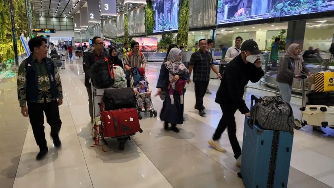 Sejumlah WNI yang dievakuasi dari Iran dalam tahapan repatriasi terbaru tiba di Bandara Internasional Soekarno-Hatta, Cengkareng, Banten, Selasa (14/4/2026) (Istimewa)