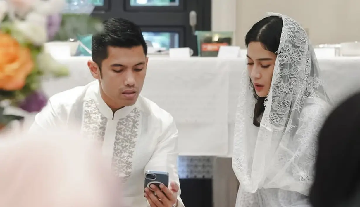 Keluarga pun tampak hadir di acara tersebut. Merayakan ulang tahunnya, Dian tampil serba putih lewat outfit yang dikenakan. [@therealdisastr]