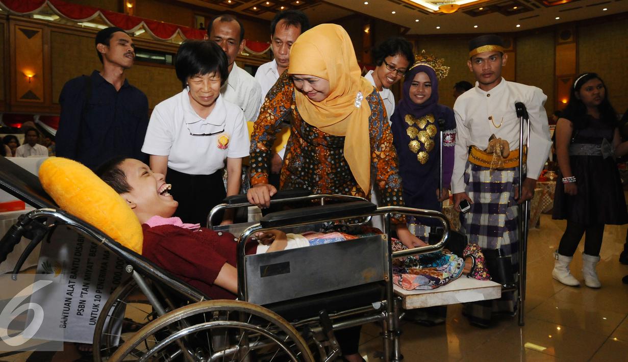 Menteri Sosial, Khofifah Indar Parawansa berkomunikasi dengan salah satu penyandang disabiltas di Jakarta, Senin (28/12/2015). Mensos memberikan bantuan sejumlah fasilitas penunjang bagi penyandang disabilitas. (Liputan6.com/Helmi Fithriansyah)