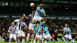 Bek Manchester City Vincent Company saat menyundul bola untuk menutup gol kemenangan City di The Hawthorns Stadium, markas West Bromwich Albion, Inggris,  Senin (10/8/2015). Manchester City menang telak dengan skor 3-0. (Reuters/Jason Cairnduff)