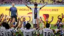 Pemain Timnas Jerman U-17, Fayssal Harchaoui (tengah) memimpin rekan-rekannya dalam perayaan gelar juara Piala Dunia U-17 2023 setelah mengalahkan Timnas Prancis U-17 lewat adu penalti pada laga final Piala Dunia U-17 2023 di Stadion Manahan, Solo, Sabtu (2/12/2023). (Bola.com/Bagaskara Lazuardi)