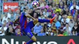 Bek Barcelona, Lucas Digne, berusaha membuang bola saat melawan Deportivo pada laga La Liga di Stadion Nou Camp, Barcelona, Sabtu (15/10/2016). Barcelona menang 4-0 atas Deportivo. (AFP/Lluis Gene)