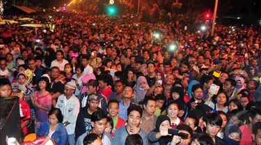 Suasana saat sejumlah warga memadati kawasan Darmo, Surabaya, Jatim, Rabu (31/12/2014). (Liputan6.com/Johan Tallo)