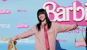 Penyanyi/penulis lagu AS Billie Eilish berpose saat tiba menghadiri pemutaran perdana film "Barbie" di Shrine Auditorium di Los Angeles, pada 9 Juli 2023. (AFP/Michael Trans)