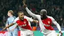 Selebrasi pemain AS Monaco, Tiemoue Bakayoko (kanan) usai mencetak gol ketiga bagi timnya saat melawan Manchester City pada leg kedua Babak 16 Besar Liga Champions di Louis II stadium, Monaco, Rabu(15/3/2016). Manchester City kalah 1-3. (AP/Claude Paris)