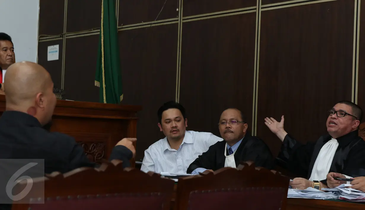 Pengacara Farhat Abbas memberikan pertanyaan kepada musisi Ahmad Dhani pada sidang lanjutan kasus pencemaran nama baik yang dilakukan Farhat Abbas di Pengadilan Negeri Jakarta Selatan, Kamis (19/11). (Liputan6.com/Herman Zakharia)