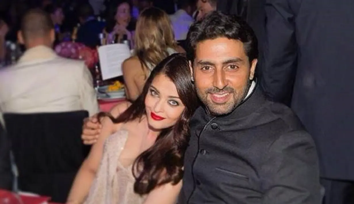 Belakangan ini Aishwarya Rai dan Abhishek Bachchan menjadi pusat perhatian publik. Lantaran sudah 10 tahun menikah, ternyata pasangan ini masih tinggal di rumah orangtua Abhishek, Amitabh Bachchan. (Foto: dnaindia.com)