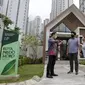 Assistant VP Kota Podomoro Zaldy Wihardja berbincang dengan calon pembeli di lokasi Rumah Contoh Kota Podomoro Tenjo, Central Park Podomoro City Jakarta, Senin (7/12/2020). Kota Podomoro Tenjo diproyeksikan sebagai kota mandiri didukung pembangunan tol Serpong – Balaraja. (Liputan6.com/Fery Pradolo)