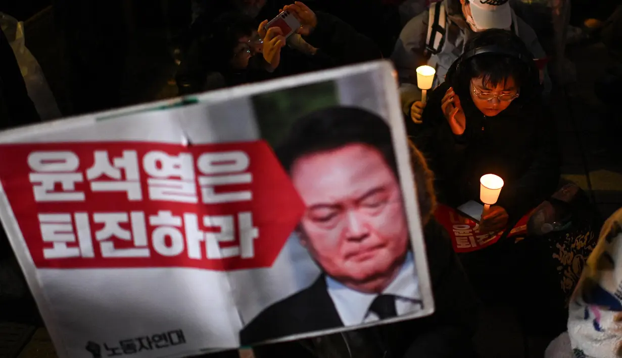 Orang-orang mengambil bagian dalam acara menyalakan lilin untuk menyerukan pengunduran diri Presiden Korea Selatan Yoon Suk Yeol di Seoul pada tanggal 4 Desember 2024. (Philip FONG/AFP)