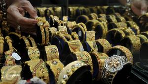 Pedagang memperlihatkan perhiasan emas di sebuah toko Kawasan Cikini, Jakarta, Kamis (3/9/2015). Harga emas milik PT Aneka Tambang Tbk (Antam) hari ini terpantau bergerak stabil di posisi Rp560 ribu per gram. (Liputan6.com/Johan Tallo)