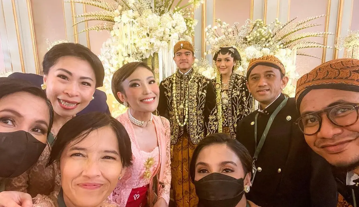 Memadukan unsur khas tradisional dengan gaya royal lewat kalung choker mutiara [@mrsayudewi]