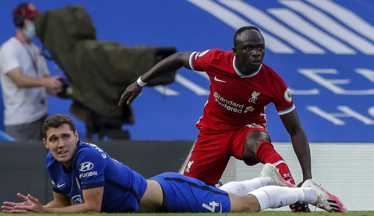 Pemain Chelsea Andreas Christensen dan pemain Liverpool Sadio Mane saat pertandingan Liga Premier Inggris di Stadion Stamford Bridge, Minggu (20/9/2020). Liverpool menang 2-0 lewat gol Sadio Mane. (AP Photo/Matt Dunham, Pool)