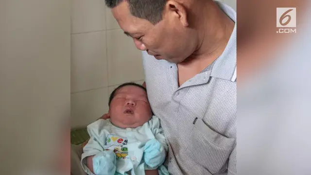 Seorang Ibu di Vietnam baru saja melahirkan bayi dengan bobot 7,1 kilogram. Foto-foto bayi ini mendadak viral di media sosial.