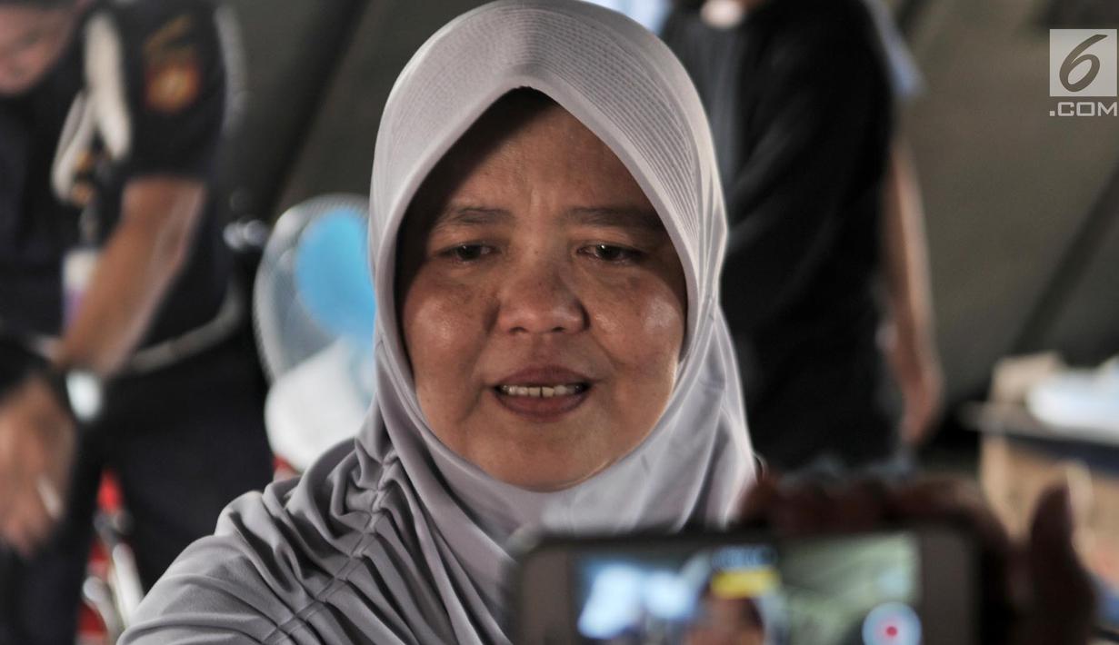 Salah satu keluarga korban memeberi keterangan kepada awak media di posko di Pelabuhan Tanjung Priok, Jakarta, Selasa (30/10). Mereka datang karena ingin melihat barang-barang milik kerabat yang ditemukan tim evakuasi. (Merdeka.com/Iqbal S. Nugroho)