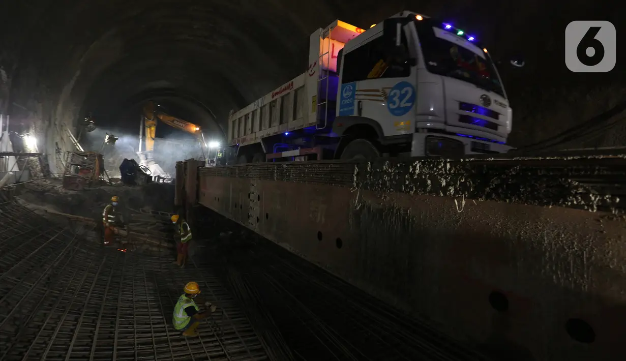 Aktivitas pekerja kereta cepat saat melakukan pengeboran terowongan dan pemasangan besi di tunnel 1 di daerah Halim dan tunnel 7 di daerah Padalarang, Selasa (25/5/2021). Diharapkan pada tahun 2022 KCIC siap beroperasi melayani penumpang. (Kapanlagi.com/Budy Santoso)