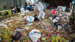 Petasol merupakan bahan bakar minyak (BBM) yang setara dengan solar, yang dihasilkan dari pengolahan sampah plastik. Inovasi ini dikembangkan oleh Badan Riset dan Inovasi Nasional (BRIN). (Wahyudi/AFP)