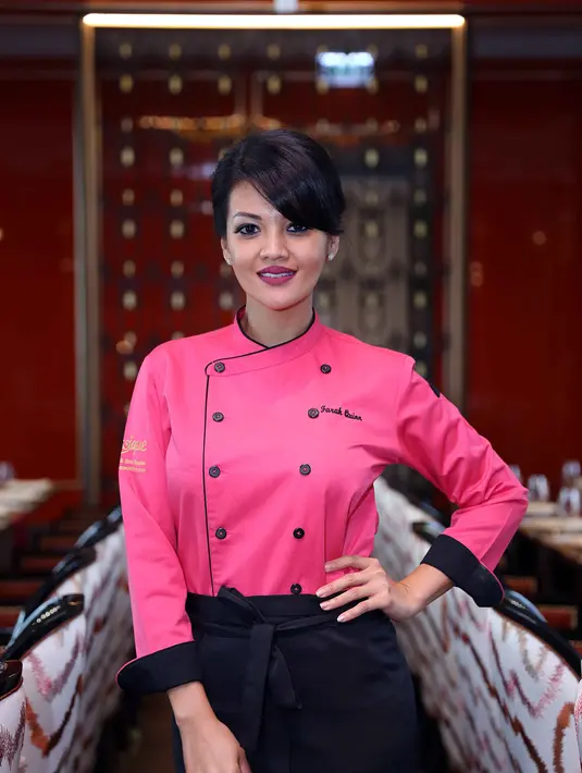 Farah Quinn yang menimba ilmu masaknya di Amerika itu berusaha terus menciptakan menu-menu baru dengan bumbu-bumbu khas Indonesia. (Nurwahyunan/Bintang.com)