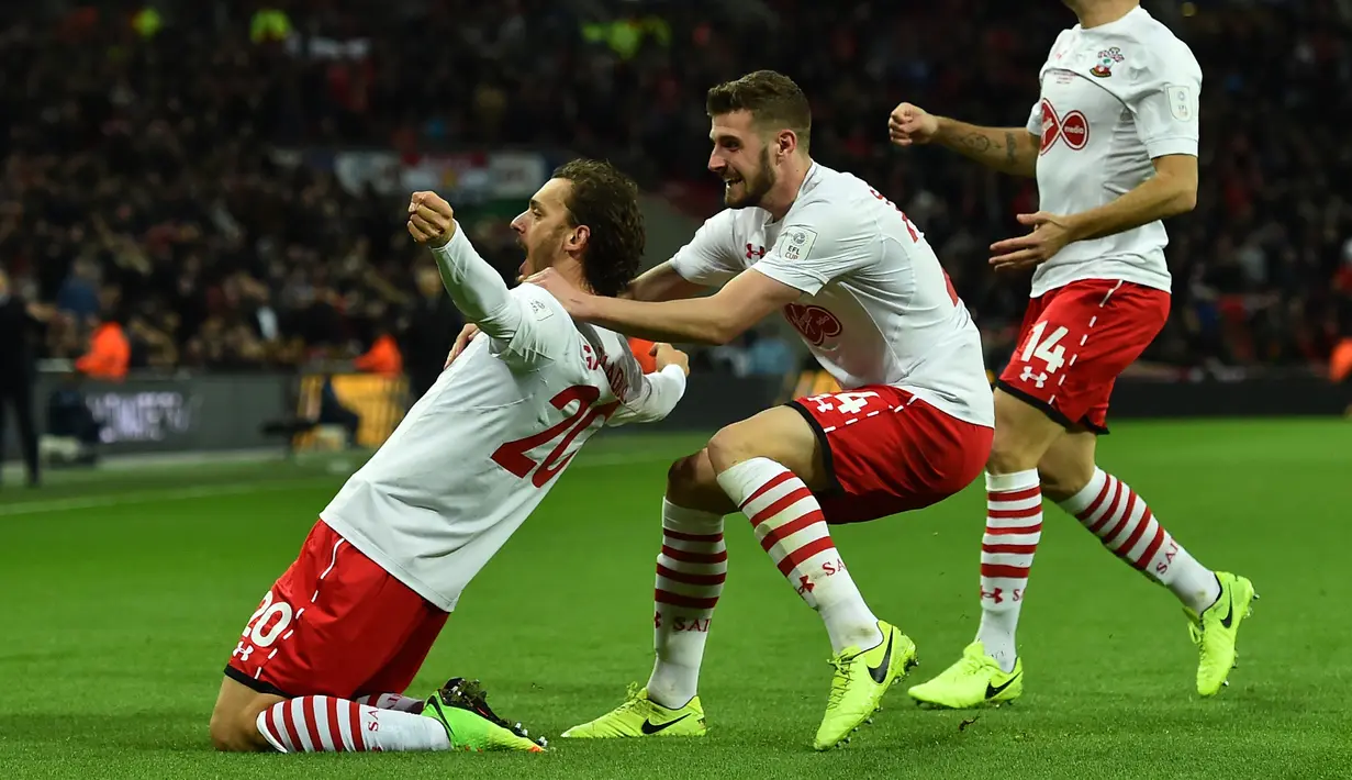 Penyerang Southampton, Manolo Gabbiadini melakukan selebrasi usai mencetak gol ke gawang Manchester United pada final Piala Liga Inggris di Stadion Wembley, London, (27/2). Gabbiadini mencetak dua gol di pertandingan ini. (AFP Photo / Glyn Kirk)