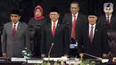 Ketua MPR RI periode 2019-2024 Bambang Soesatyo (tengah), Ahmad Muzani dan Ahmad Basarah menyanyikan lagu Indonesia Raya di kompleks parlemen, Jakarta, Kamis (3/10/2019). Bambang Soesatyo resmi menjadi Ketua MPR setelah Fraksi Gerindra di MPR menyatakan sepakat. (Liputan6.com/Johan Tallo)