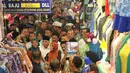  Hatta Radjasa tak hanya melayani pengunjung pasar bersalaman melainkan menyempatkan waktu untuk berfoto   bersama (Liputan6/Johan Tallo) 