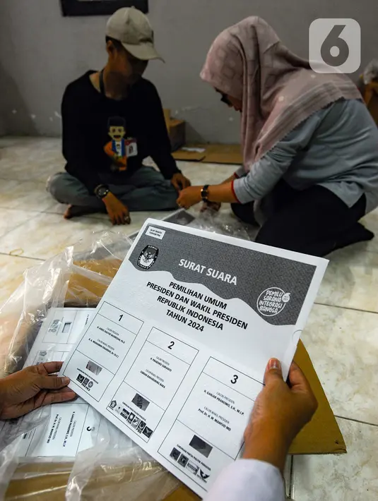 <p>Petugas KPU Kota Tangerang Selatan menunjukkan alat bantu khusus penyandang disabilitas tunanetra untuk Pemilu 2024. (merdeka.com/Arie Basuki)</p>