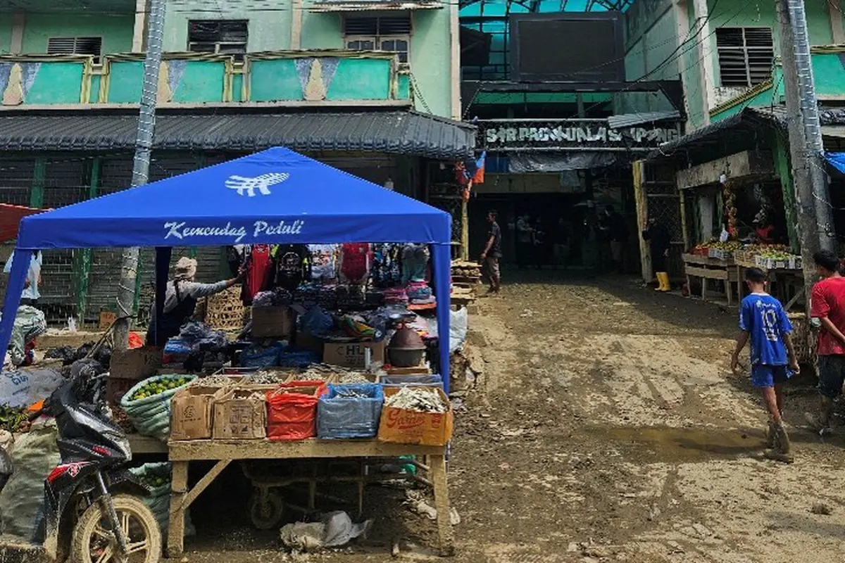 Kementerian Perdagangan menyalurkan bantuan 100 unit tenda