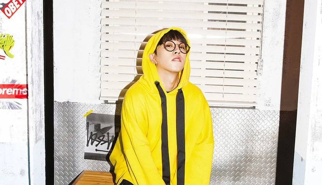 Taeil Block B memperlihatkan kemampuan falsetto-nya di lagu Be The Light. Memang cowok ganteng ini mempunyai kemampuan vokal yang luar biasa. (Foto: soompi.com)