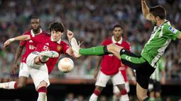 Pemain Manchester United, Edgar Gonzalez, melepaskan tendangan saat melawan Real Betis pada leg kedua babak 16 besar Liga Europa di Stadion Benito Villamarin, Jumat (17/3/2023). (AFP/Jorge Guerrero)