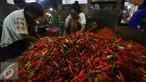 Pedagang merapihkan cabai di Pasar Induk Senen, Jakarta, Kamis (11/6/2015). Mendag, Rachmat Gobel memastikan akan membuka keran impor untuk cabe merah dan bawang merah. Hal ini dilakukan untuk memenuhi kebutuhan jelang ramadan. (Liputan6.com/Johan Tallo)