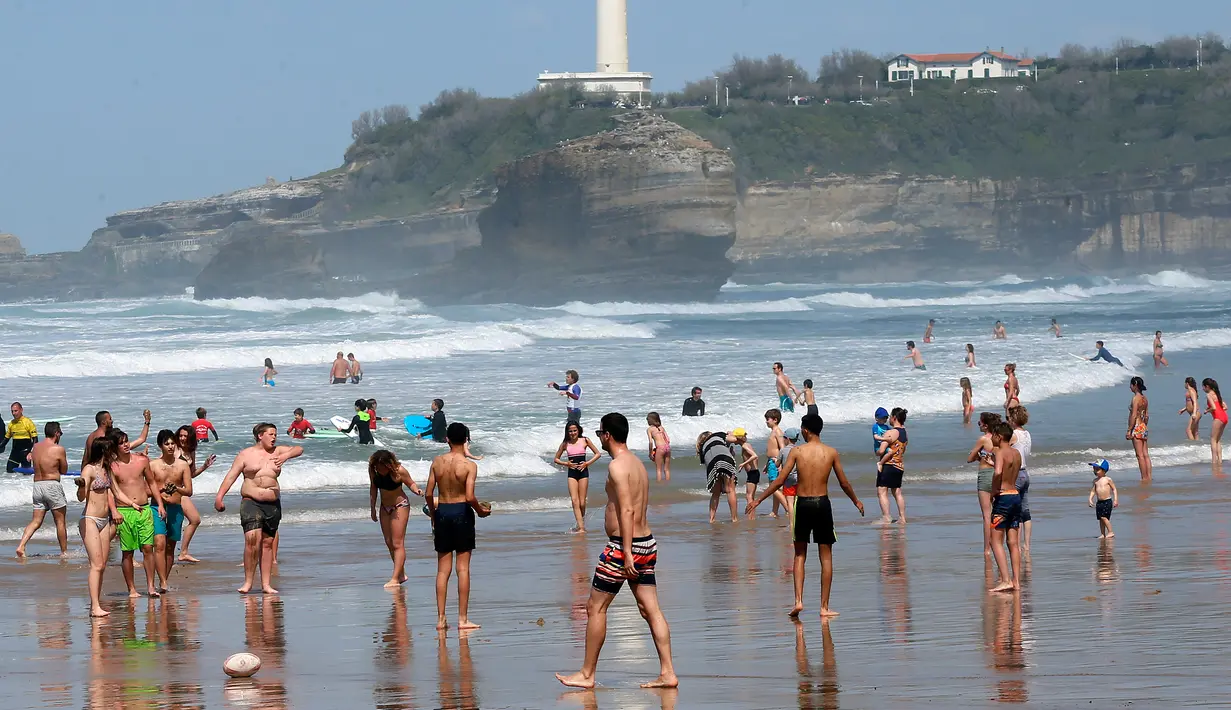 Suasana saat orang-orang berjemur di pantai Biarritz, Prancis, Kamis (19/4). Masyarakat Paris banyak mengisi musim semi dengan berjemur di pantai. (AP Photo/Bob Edme)