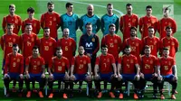Pemain timnas Spanyol berpose mengenakan jersey terbaru di "Ciudad del Futbol" di Las Rozas, dekat Madrid (8/11). Jersey terbaru ini akan digunakan Spanyol untuk Piala Dunia 2018 di Rusia. (AFP Photo/Pierre Philippe Marcou)