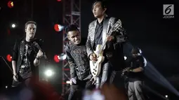 Fildan saat tampil bersama Dmitriev (Biola) dan Piyu (gitaris) dalam Grand Final Dangdut Academy 4 (D'Academy 4) di Studio 5 Indosiar, Jakarta, Jumat (19/5). (Liputan6.com/Faizal Fanani)