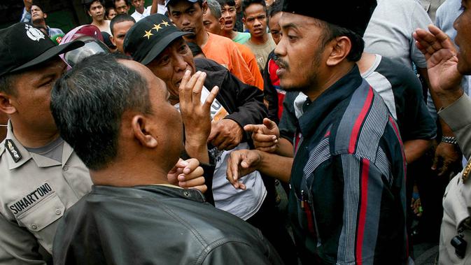 Penertiban pedagang hewan kurban di kawasan Tanah Abang, Jakarta, diwarnai bentrok, Selasa (30/9/14). (Liputan6.com/Faizal Fanani)