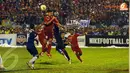 Muchlis Hadi Ning S (Timnas U19) berusaha memenangkan duel udara dari Catur (penjaga gawang PSIS Semarang) (Liputan6.com/Helmi Fithriansyah).