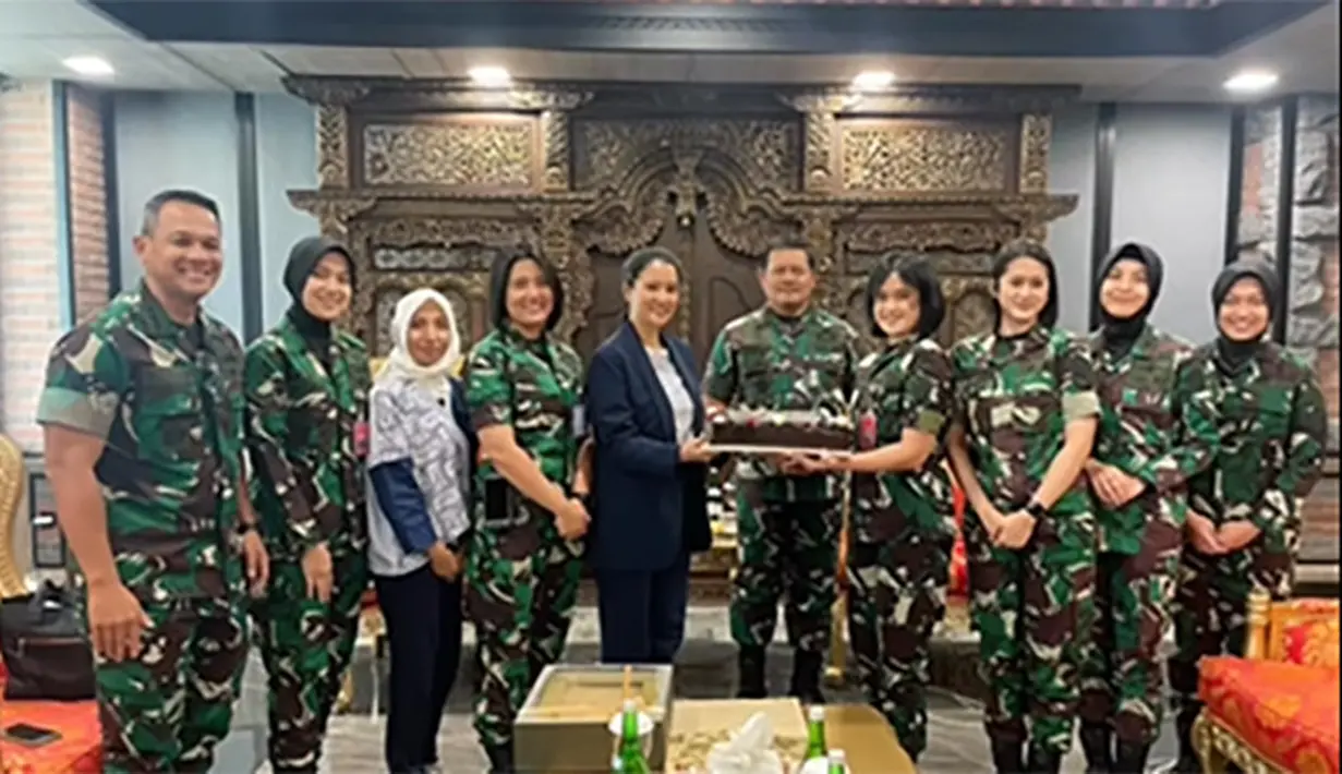 Potret bersama dengan Panglima TNI dan beberapa anggota TNI. Momen langka mendapatkan kejutan di kantor Panglima TNI. Doa dan ucapan selamat dari teman selebriti dan juga warganet membanjiri di kolom komentar. [Instagram/marcella.zalianty]