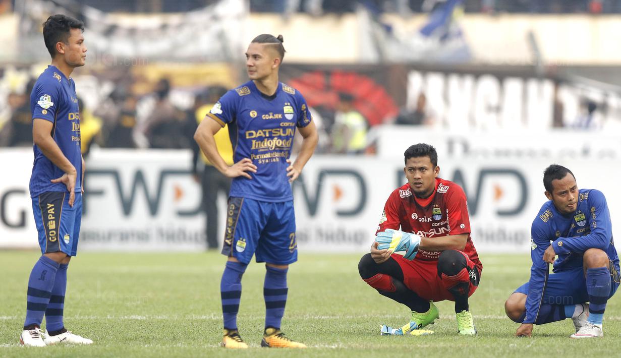 Para pemain Persib tampak sedih usai gagal meraih kemenangan saat melawan Bali United pada laga Liga 1 Indonesia di Stadion Si Jalak Harupat, Bandung, Kamis (21/9/2017). Persib bermain imbang 0-0 dengan Bali United. (Bola.com/M Iqbal Ichsan)