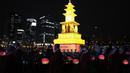 Umat Buddha Korea Selatan mengenakan masker membawa lentera lotus berwarna-warni selama upacara pencahayaan untuk merayakan ulang tahun Buddha yang akan datang pada 8 Mei, di Seoul, Korea Selatan (5/4/2022). (AP Photo/Lee Jin-man)