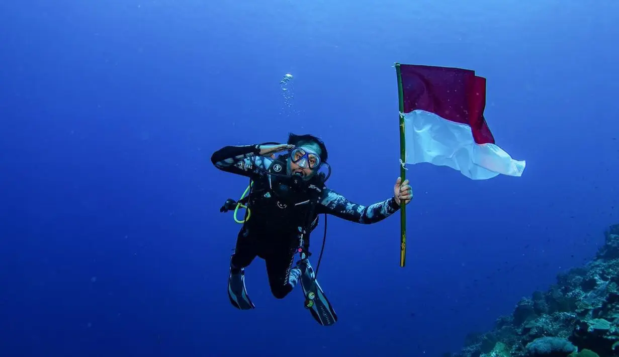 Sebelumnya, Sammy Simorangkir sempat merayakan HUT RI ke-76 di Manado. Ia mengibarkan bendera Merah Putih di dalam laut. (Foto: Instagram/@sammysimorangkir)