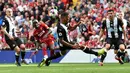 Striker Liverpool Sadio Mane (dua kiri) mencetak gol ke gawang Newcastle United pada laga Liga Inggris di Anfield, Liverpool, Inggris, Sabtu (14/9/2019). Sadio Mane dan Mohamed Salah membawa Liverpool menghajar Newcastle 3-1. (Paul ELLIS/AFP)