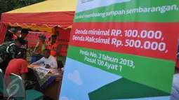 Seorang warga menjalani sidang karena buang sampah sembarangan di kawasan Bundaran HI, Jakarta, (24/4). Menurut Perda No.3 Tahun 2013 Denda minimal Rp. 100.000 dan maksimal Rp. 500.000 untuk buang sampah sembarangan. (Liputan6.com/ Gempur M Surya)