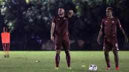 Pemain Persija Jakarta, Marko Simic, bersama Bruno Matos saat latihan di Lapangan Sutasoma Halim, Jakarta, Jumat (10/5). Latihan ini merupakan persiapan jelang laga Liga 1 Indonesia 2019. (Bola.com/Yoppy Renato)