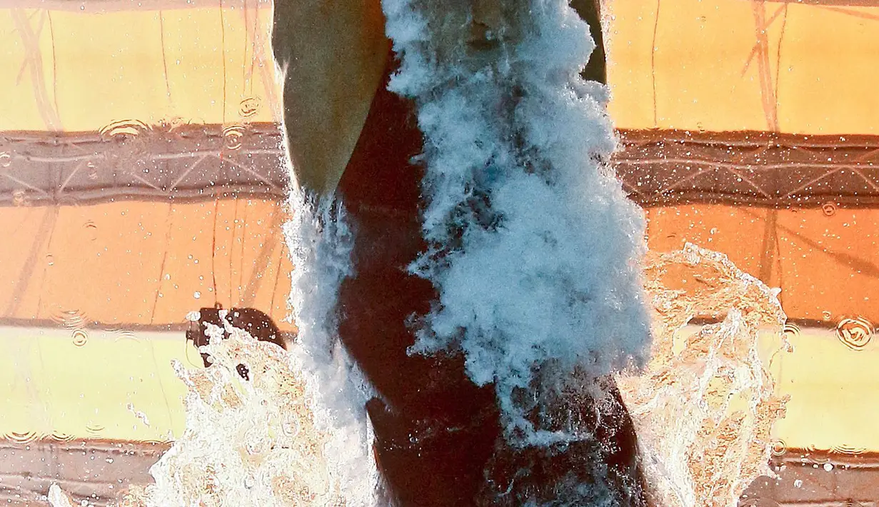 Rikke Moller Pedersen asal Denmark saat beradu cepat dengan lawan – lawannya di  Aquatics World Champions, Kazan, Rusia, Senin (3/8/2015). 190 negara dan 2400 atlet berpartisipasi pada gelaran ini. (REUTERS/Michael Dalder). 
