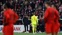 Kartu merah itu didapat karena Neuer melakukan pelanggaran terhadap Jeremie Frimpong yang berpeluang mencetak gol. (AFP/Michaela Stache)