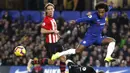 Gelandang Chelsea, Willian, melepaskan tendangan ke gawang Southampton pada laga Premier League di Stadion Stamford Bridge, Kamis (3/1). Kedua tim bermain imbang 0-0. (AP/Frank Augstein)